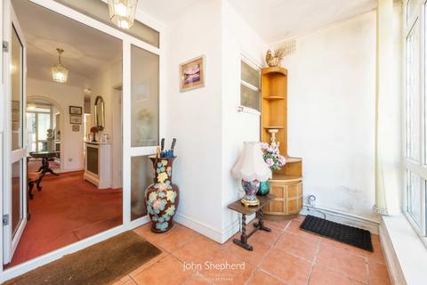 2 bedroom bungalow for sale, Oakley Wood Drive, Solihull, West Midlands, B91