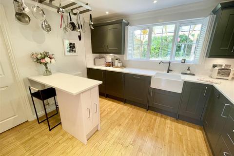 8 Stanley Close, Wanborough, Swindon, SN4 0EF