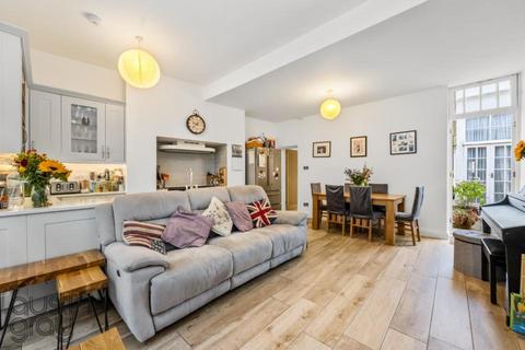 3 bedroom flat for sale, Adelaide Crescent, Hove