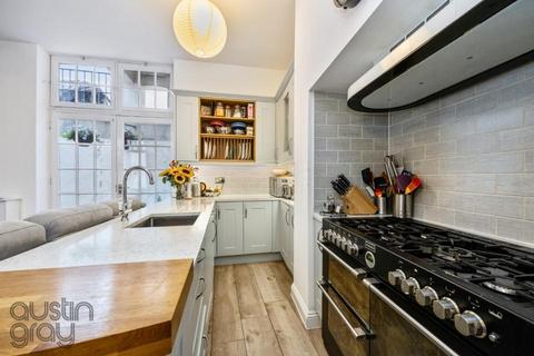3 bedroom flat for sale, Adelaide Crescent, Hove