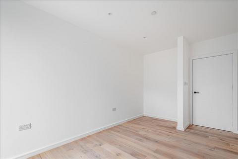 Studio to rent, Powell Road, Lower Clapton, E5
