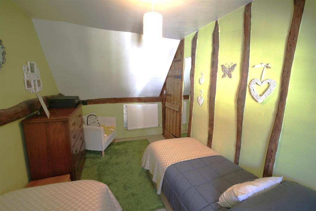 Bedroom 2b.JPG