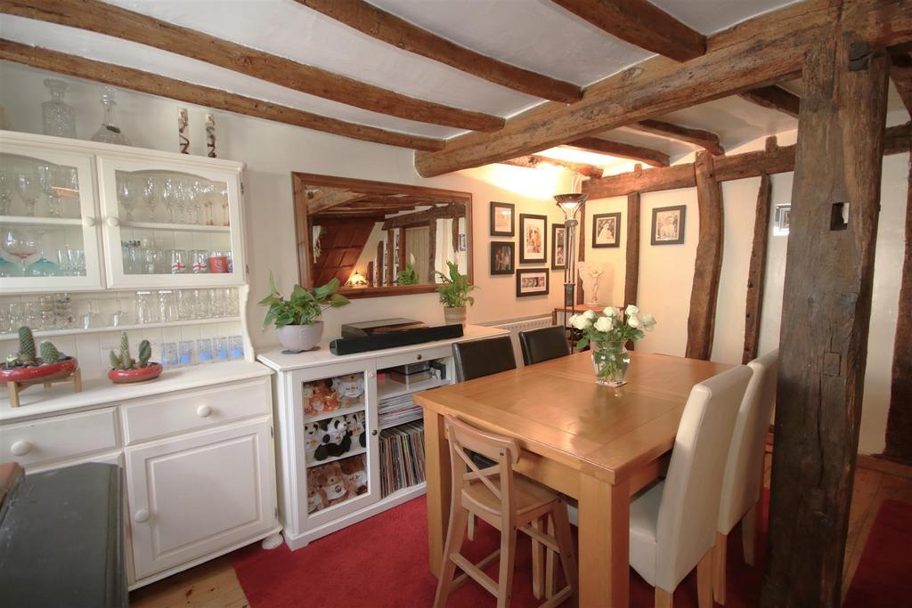 Living Area e.JPG
