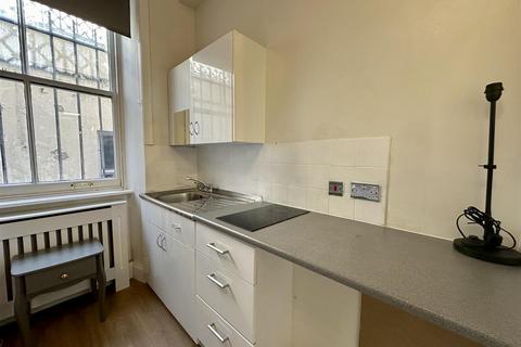 Studio to rent, Castletown Road, London W14