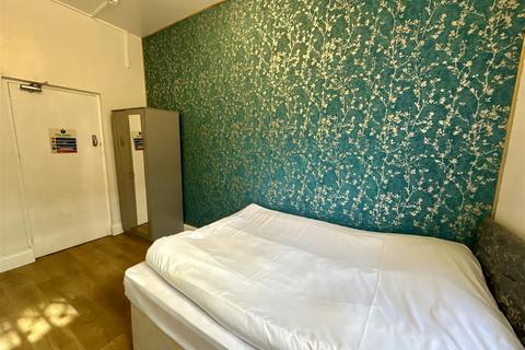 Studio to rent, Castletown Road, London W14