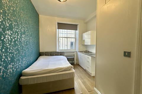 Studio to rent, Castletown Road, London W14