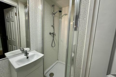 Studio to rent, Castletown Road, London W14