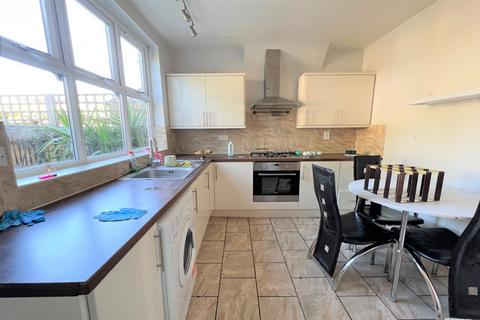 3 bedroom terraced house to rent, Bargehouse Road, E16