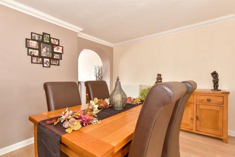 12 Aveling Close, Hoo, Rochester, ME3 9BZ