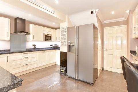 12 Aveling Close, Hoo, Rochester, ME3 9BZ