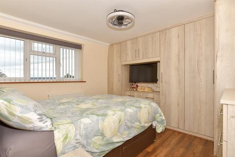12 Aveling Close, Hoo, Rochester, ME3 9BZ