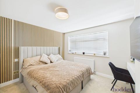 2 bedroom maisonette for sale, Brentwood Court, Addlestone, Surrey, KT15