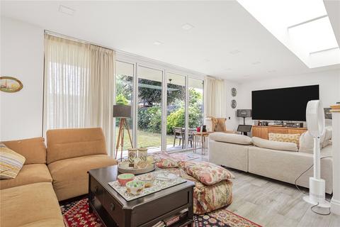 40 Baronsmede, London, W5 4LT