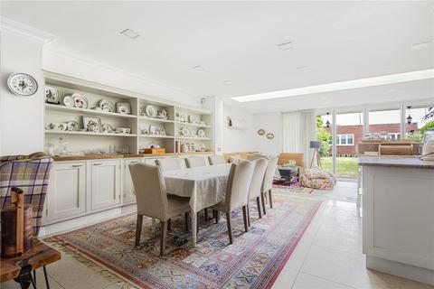40 Baronsmede, London, W5 4LT