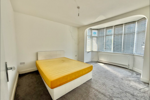 3 bedroom terraced house to rent, Westrow Drive, Barking IG11