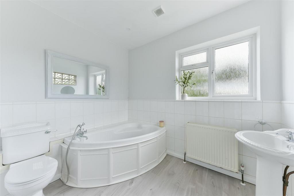 Bathroom 1.jpg