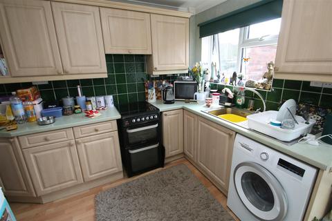 3 bedroom end of terrace house for sale, Bingham Road, Salisbury
