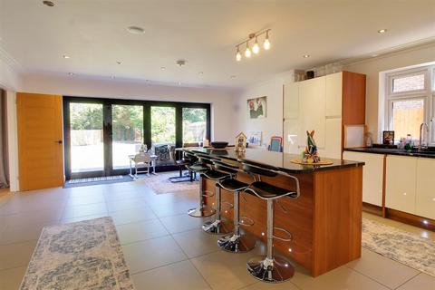 5 bedroom detached house for sale, Brookmans Avenue, Brookmans Park AL9