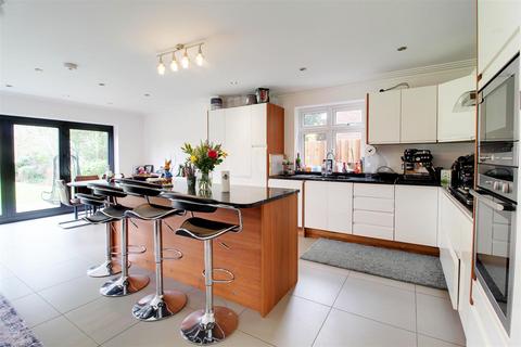 5 bedroom detached house for sale, Brookmans Avenue, Brookmans Park AL9