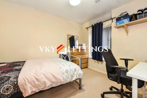 4 bedroom terraced house to rent, New Park Terrace, Pontypridd CF37