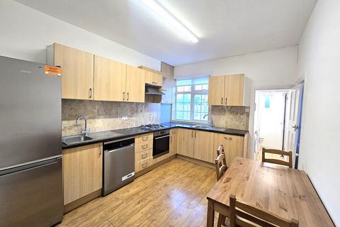 3 bedroom semi-detached house to rent, Temple Gardens, NW11