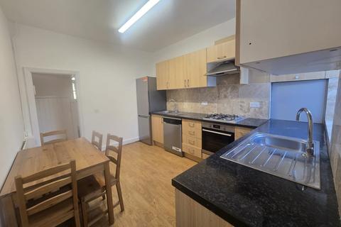 3 bedroom semi-detached house to rent, Temple Gardens, NW11