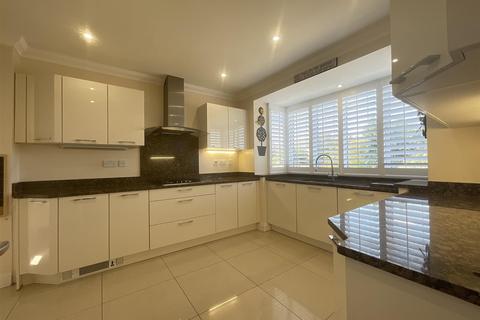 4 bedroom detached house for sale, London Road, Wickford, Essex
