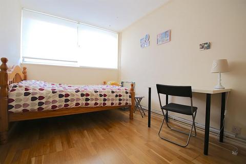 3 bedroom flat to rent, Farthing Fields, London E1W