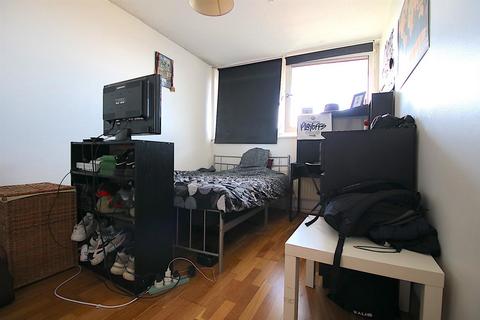 3 bedroom flat to rent, Farthing Fields, London E1W