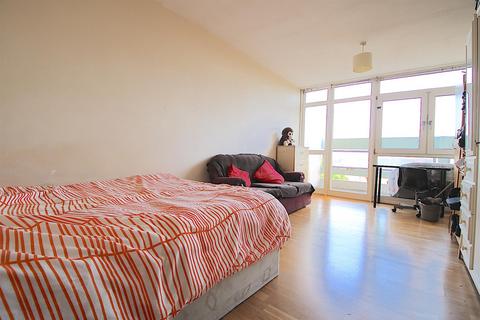3 bedroom flat to rent, Farthing Fields, London E1W