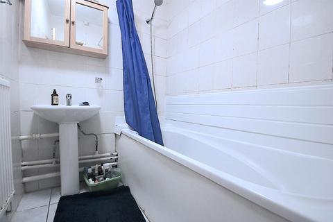 3 bedroom flat to rent, Farthing Fields, London E1W