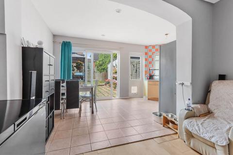 10 Woodleigh Avenue, London, N12 0LL