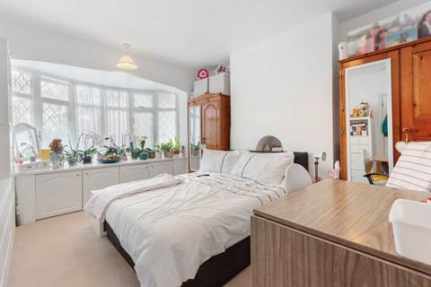 10 Woodleigh Avenue, London, N12 0LL