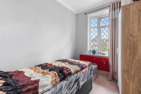 10 Woodleigh Avenue, London, N12 0LL
