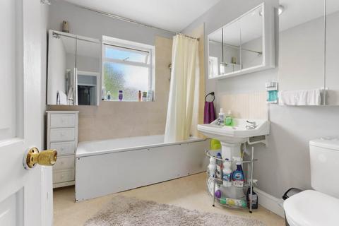 10 Woodleigh Avenue, London, N12 0LL
