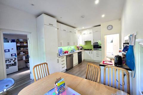 4 bedroom semi-detached house to rent, Holmbrook Drive, NW4
