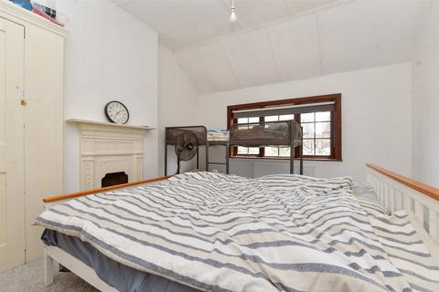 30 Clifton Road, Wallington, SM6 8AN