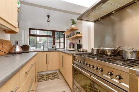 30 Clifton Road, Wallington, SM6 8AN