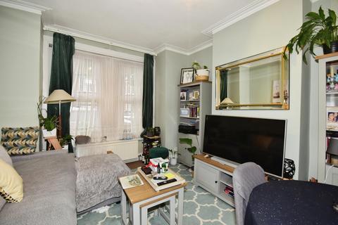 2 bedroom flat for sale, Newbury Road, Highams Park E4