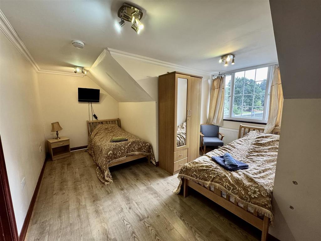 L Shape Bedroom 4