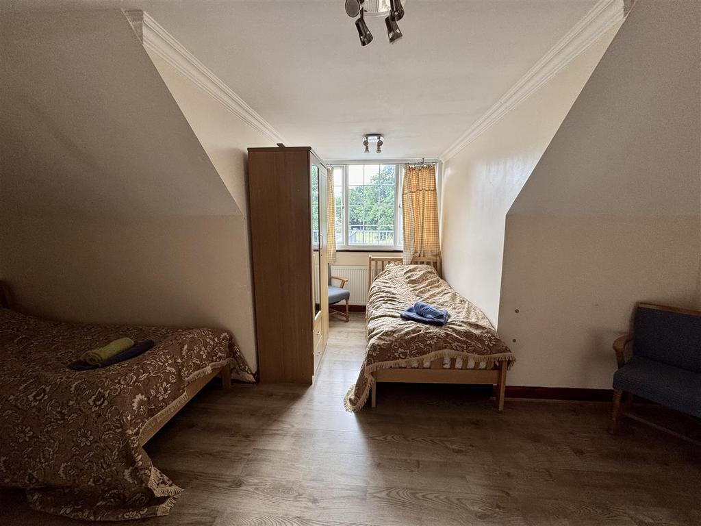 L Shape Bedroom 4