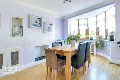 3 bedroom terraced house for sale, Bridport Avenue, Romford, RM7 9HL