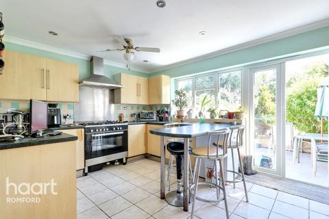 3 bedroom terraced house for sale, Bridport Avenue, Romford, RM7 9HL