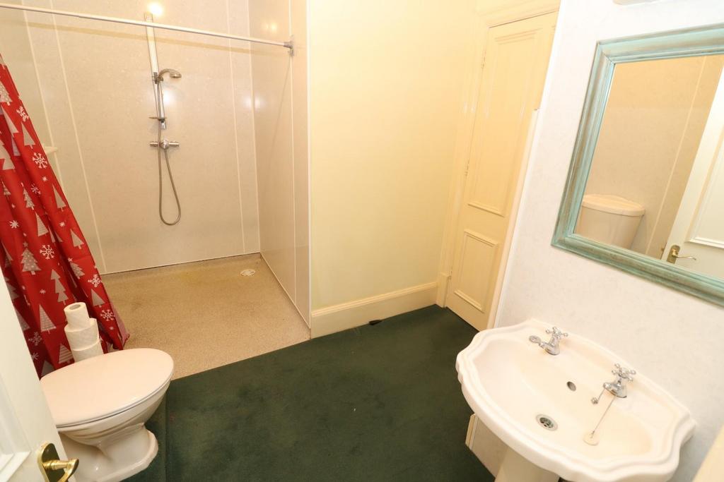 Jack 'n' Jill En-Suite Shower Room / WC