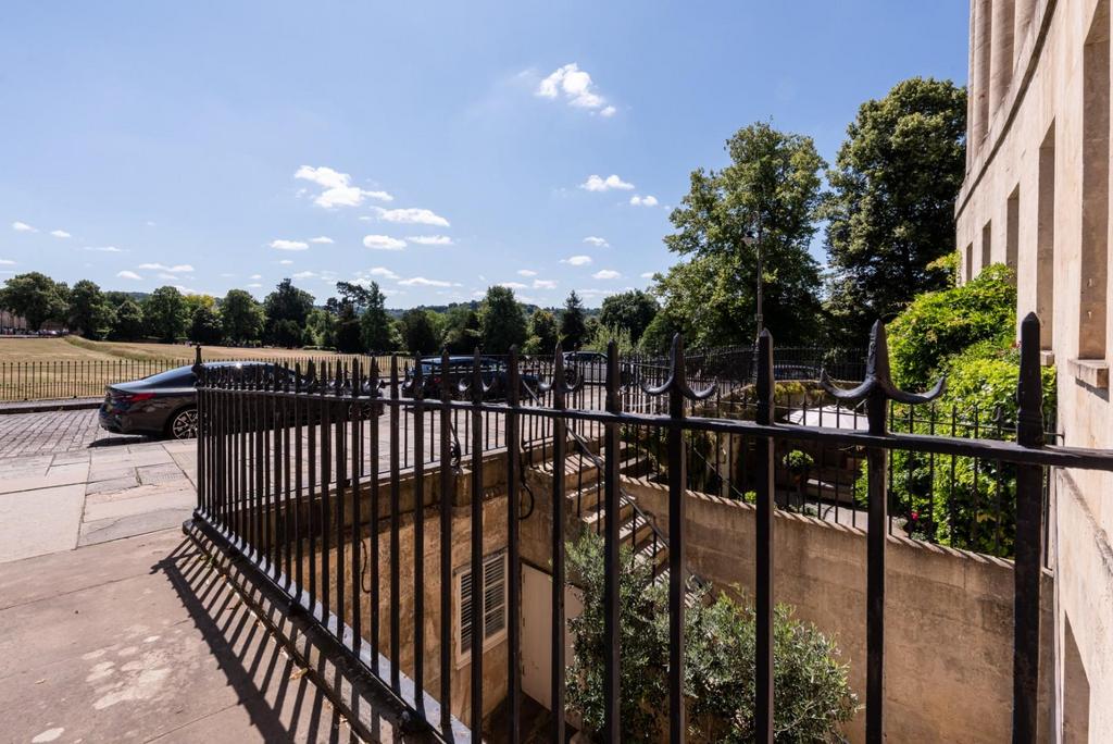 29 A Royal Crescent, Bath BA1 2 LT-5.jpg
