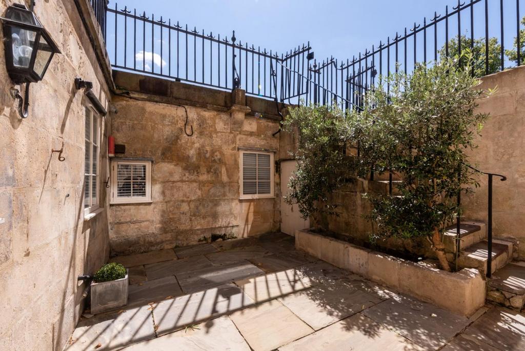 29 A Royal Crescent, Bath BA1 2 LT-10.jpg
