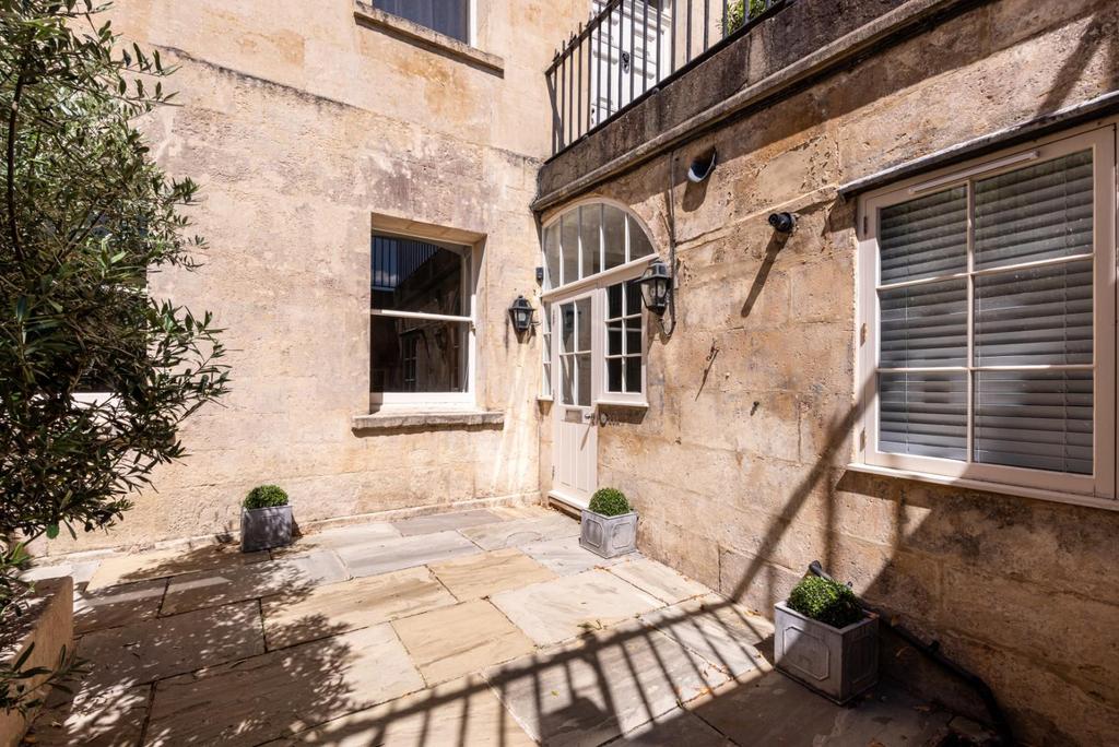 29 A Royal Crescent, Bath BA1 2 LT-9.jpg