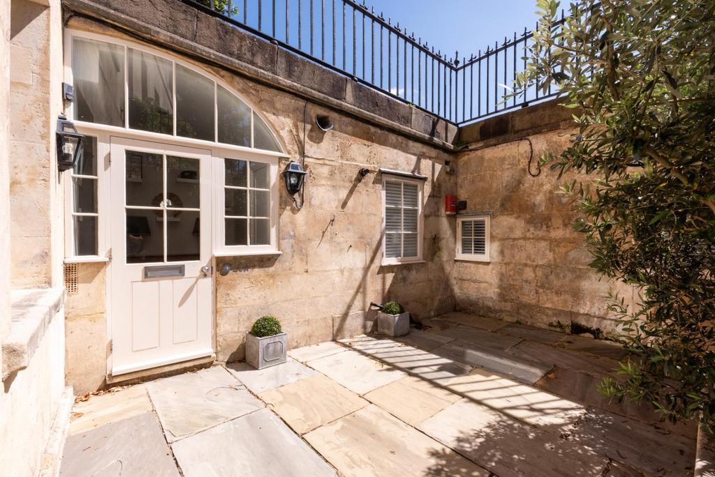 29 A Royal Crescent, Bath BA1 2 LT-11.jpg