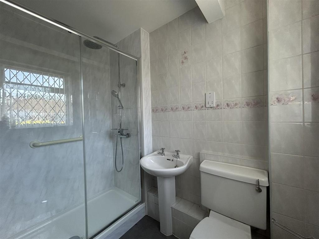 HOLLYWOOD GARDENS 6 SHOWER ROOM.jpg