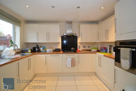 3 bedroom end of terrace house to rent, Pach way, Newark